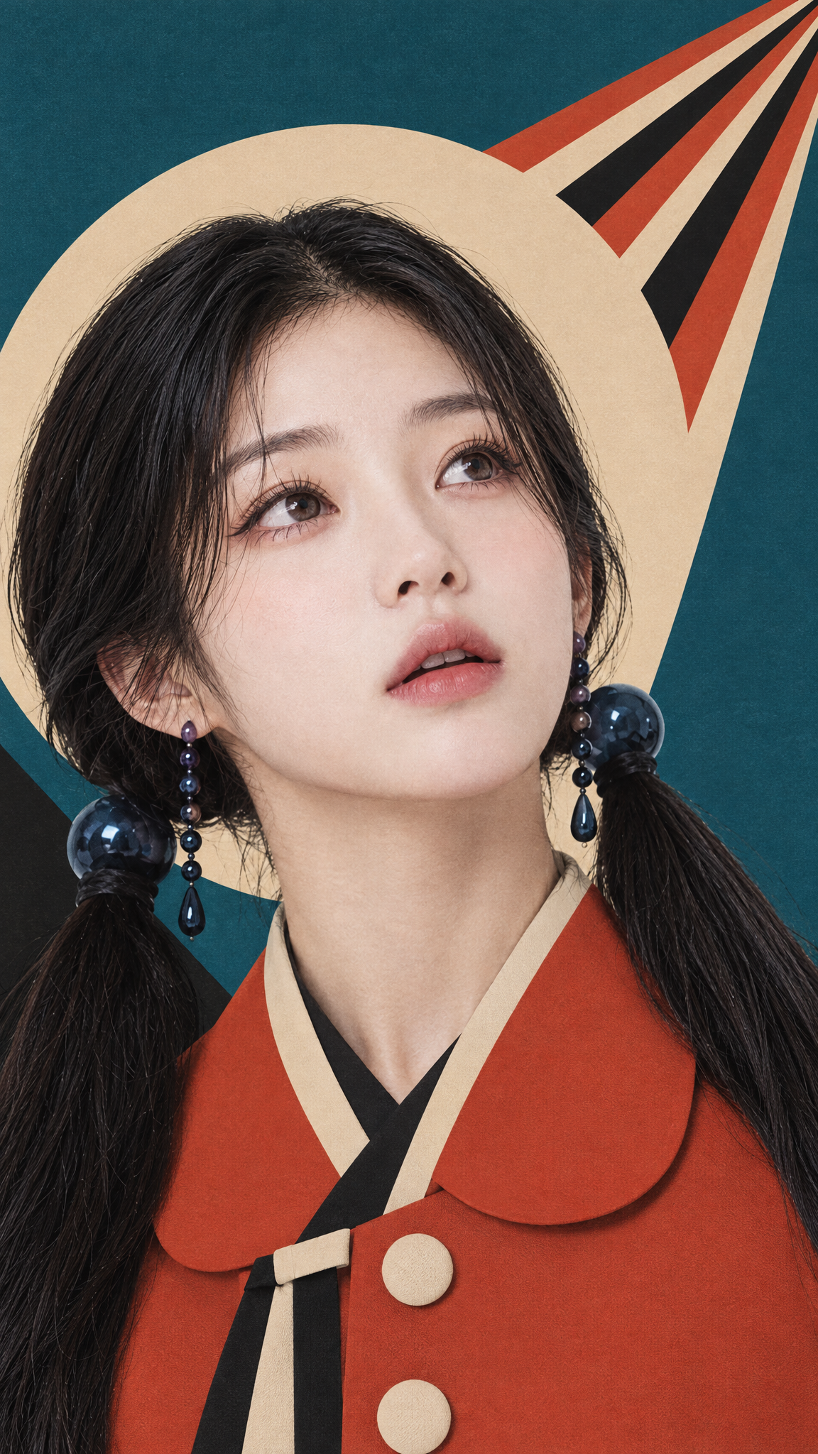 고개를 젖혀 올려다보는 서소영의 눈썹 끝에서 주홍, 먹색, 크림색 빛살이 퍼지고, 뒤로 큰 크림색 원이 후광처럼 걸린 포스터.