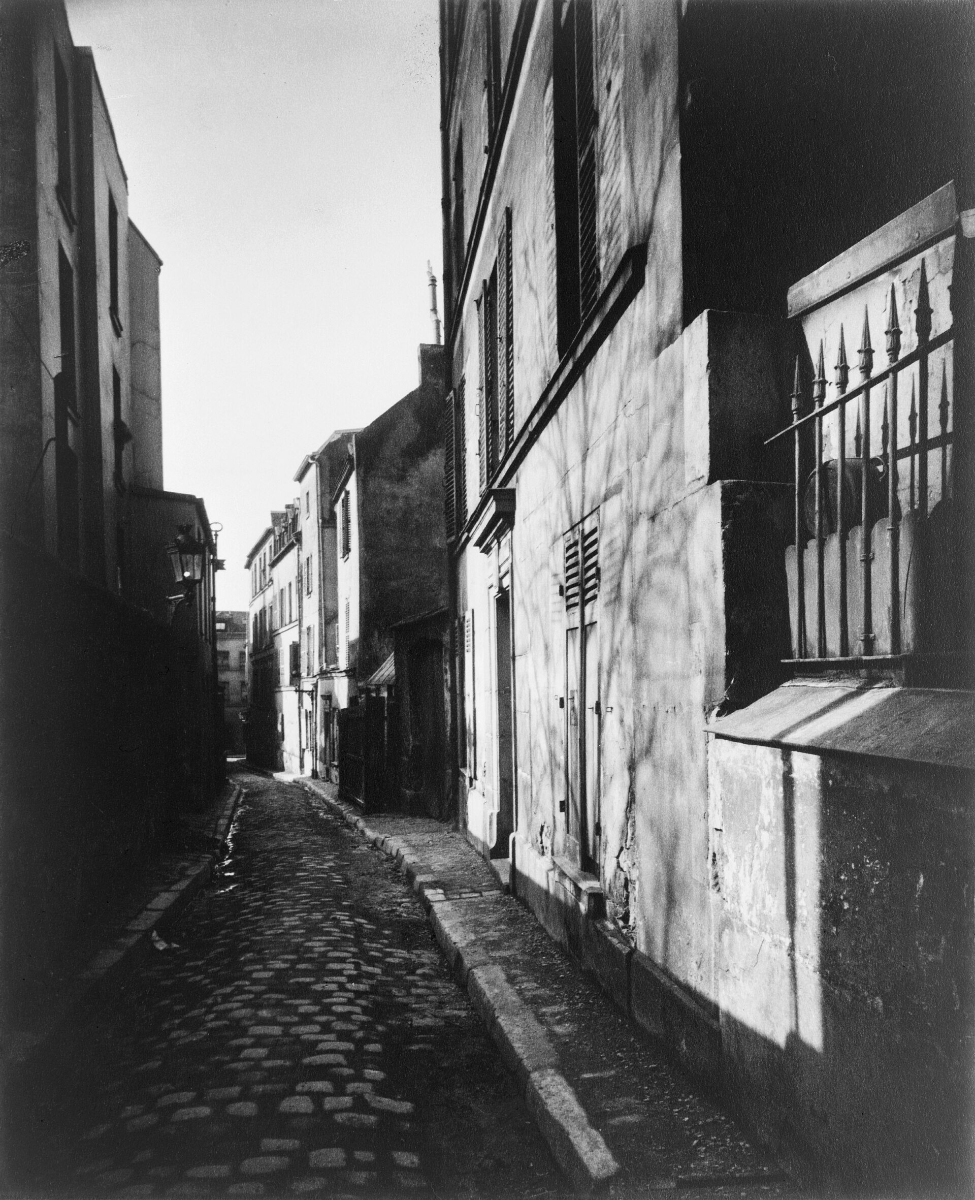 사람 없이 비어 있는 1922년 파리의 Rue St. Rustique