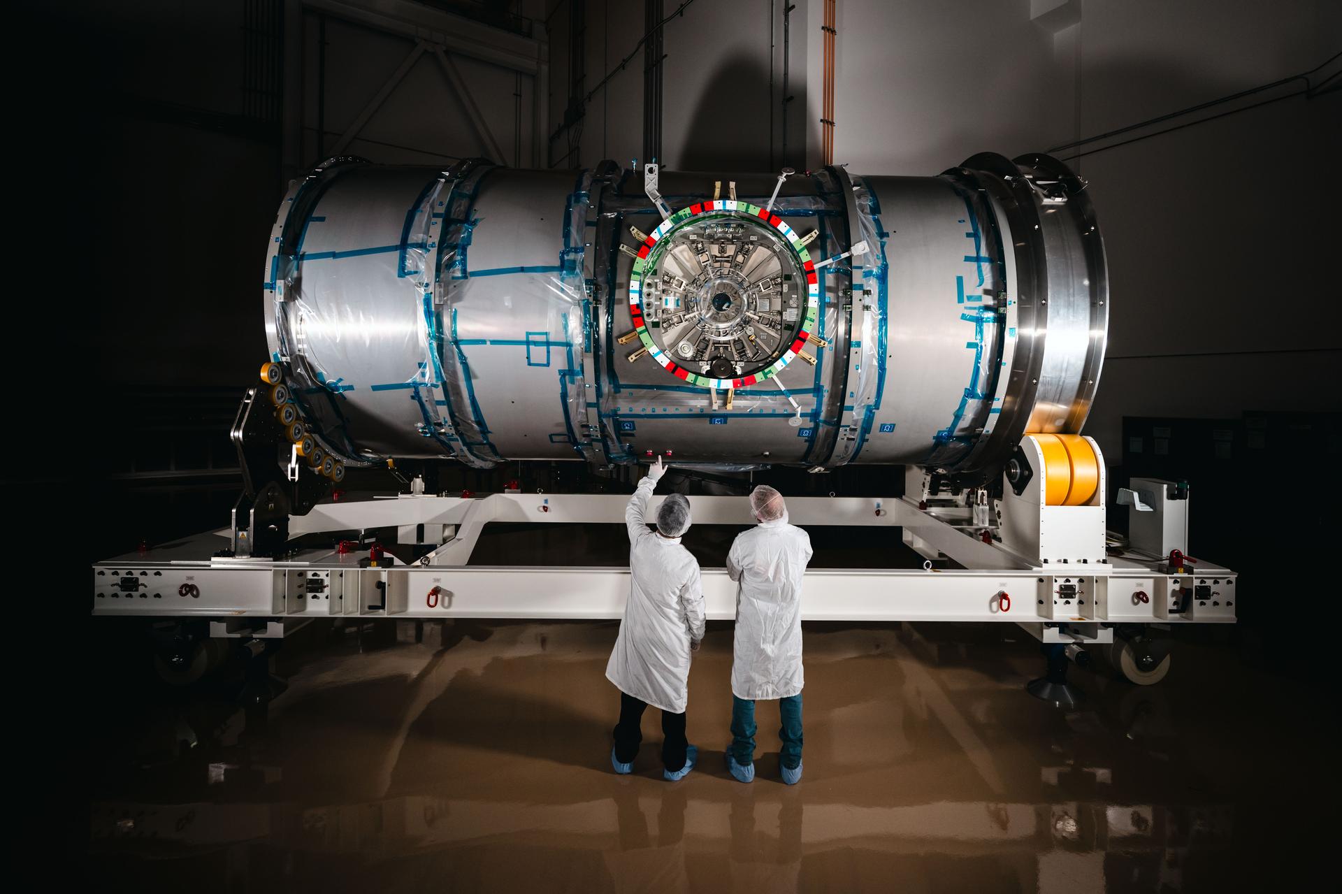 기술자들이 우주 정거장 모듈 HALO를 조립하는 실제 NASA 시설