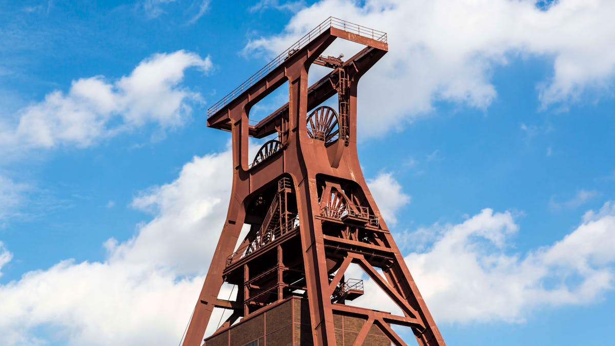 철골과 대형 설비가 보존된 Zollverein 탄광 복합체