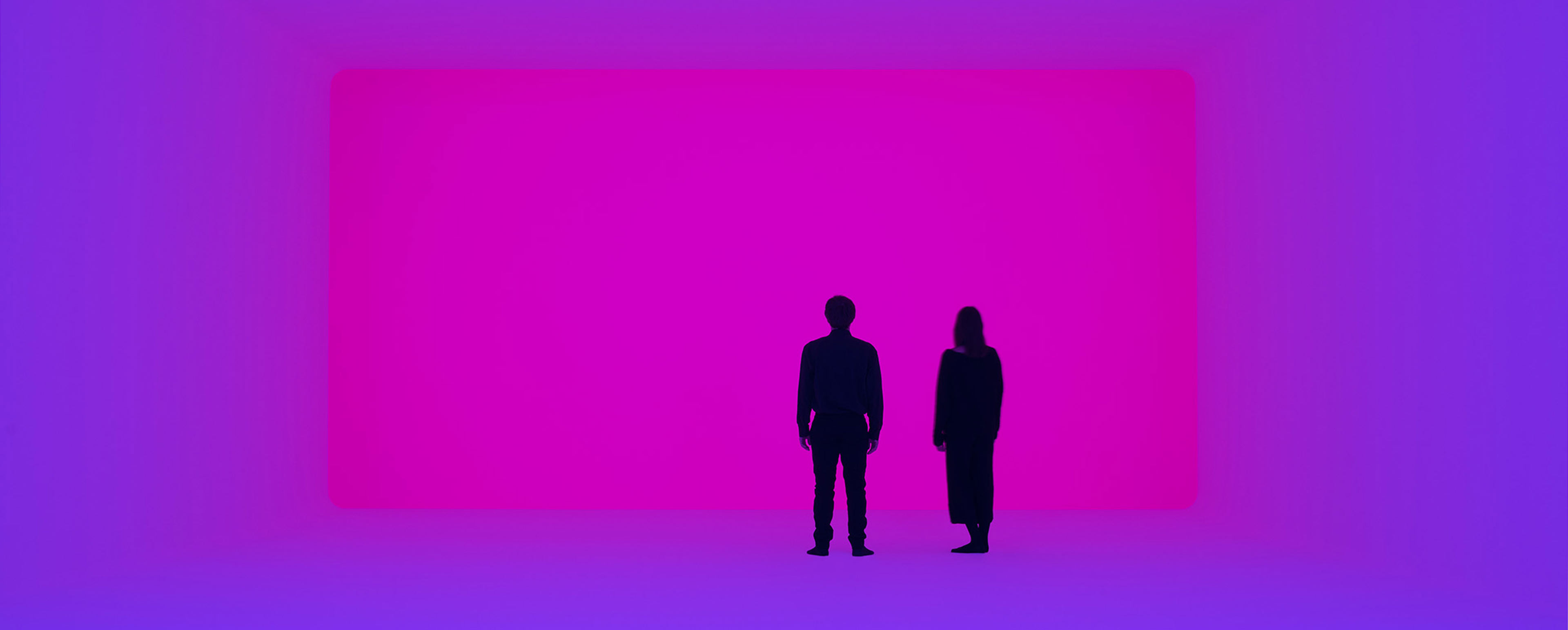 경계와 깊이를 알 수 없는 푸른 빛의 James Turrell 공간