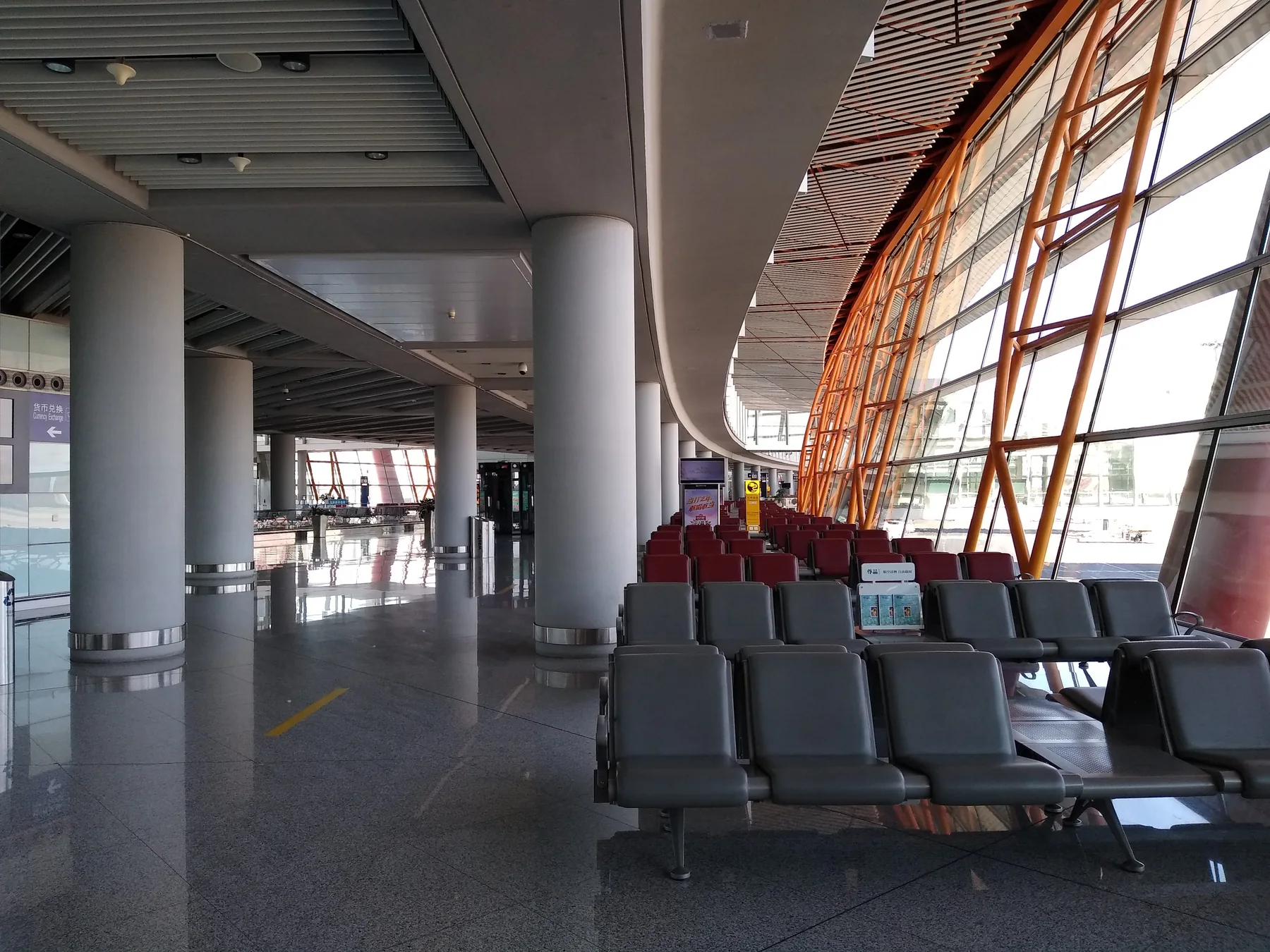 2020년 팬데믹 동안 사람이 거의 없는 베이징 수도공항 국제선 출발 구역