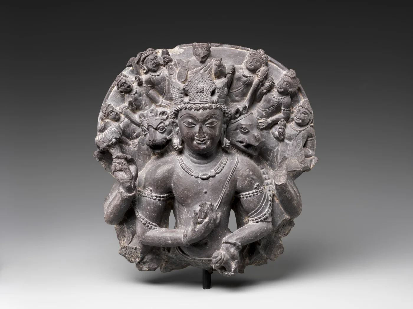 여러 얼굴과 팔을 지닌 6세기 Vishvarupa Vishnu 조각